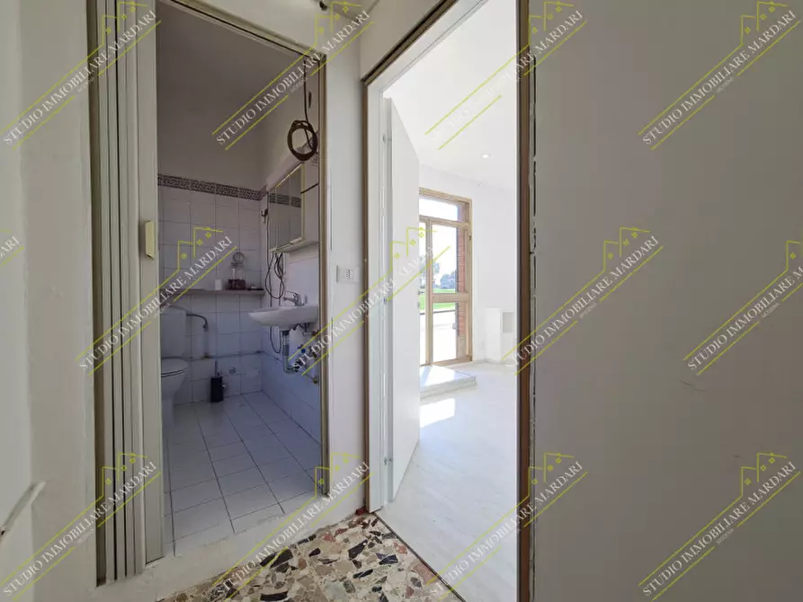 Immagine 8 di Negozio in affitto  in Via Ripa 3 a Casalgrande