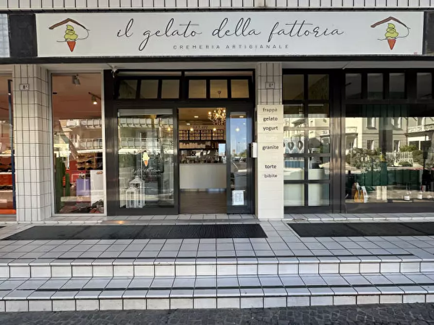 Immagine 1 di Attività commerciale in vendita  in viale carducci 8 a Cesenatico
