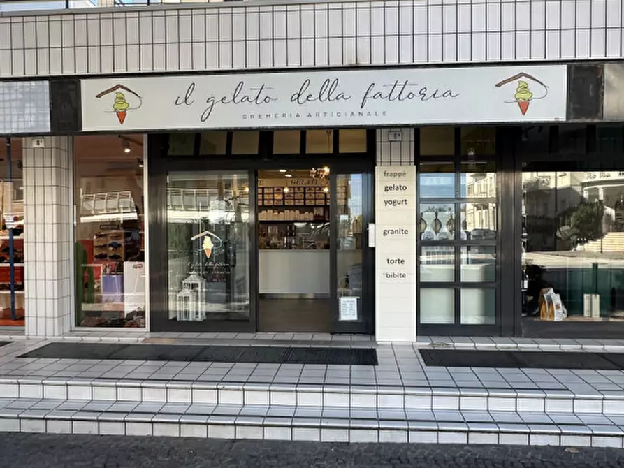 Immagine 2 di Attività commerciale in vendita  in viale carducci 8 a Cesenatico