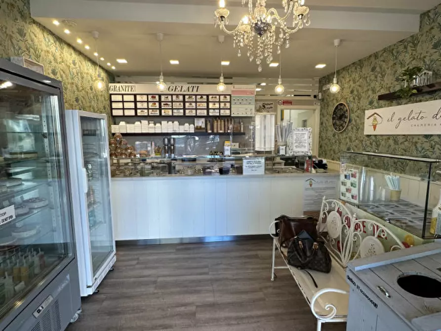 Immagine 4 di Attività commerciale in vendita  in viale carducci 8 a Cesenatico