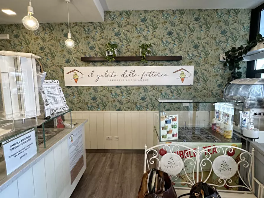 Immagine 6 di Attività commerciale in vendita  in viale carducci 8 a Cesenatico