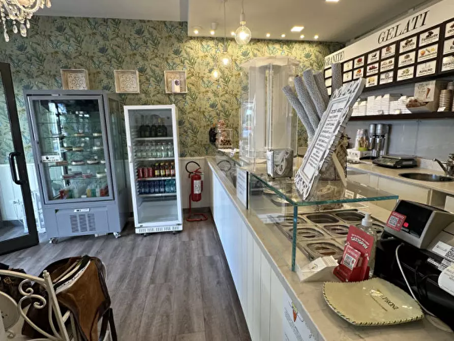 Immagine 9 di Attività commerciale in vendita  in viale carducci 8 a Cesenatico