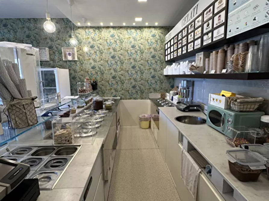 Immagine 10 di Attività commerciale in vendita  in viale carducci 8 a Cesenatico
