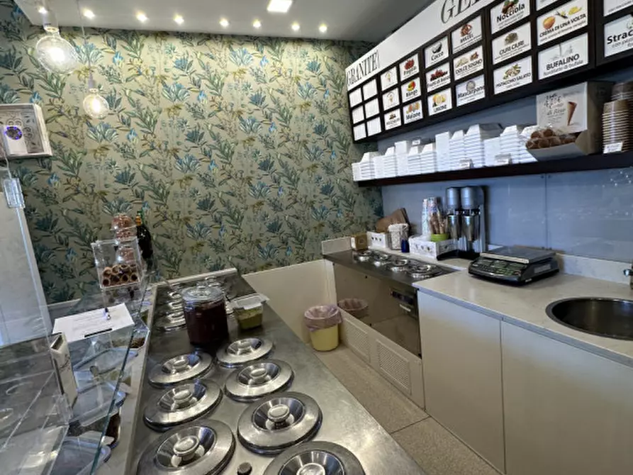 Immagine 11 di Attività commerciale in vendita  in viale carducci 8 a Cesenatico