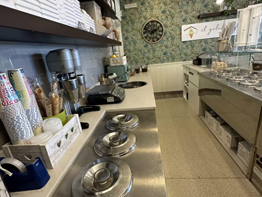 Immagine 12 di Attività commerciale in vendita  in viale carducci 8 a Cesenatico