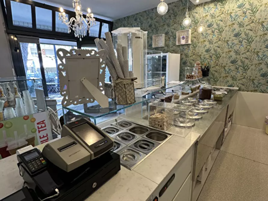 Immagine 13 di Attività commerciale in vendita  in viale carducci 8 a Cesenatico