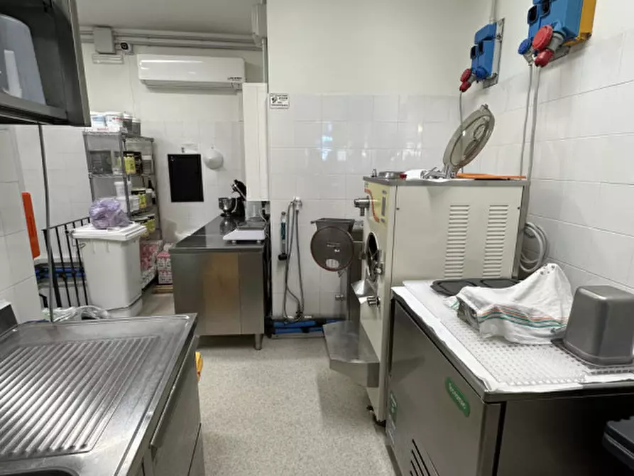 Immagine 14 di Attività commerciale in vendita  in viale carducci 8 a Cesenatico