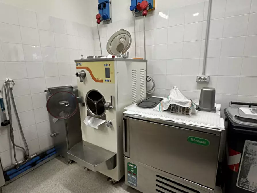 Immagine 16 di Attività commerciale in vendita  in viale carducci 8 a Cesenatico