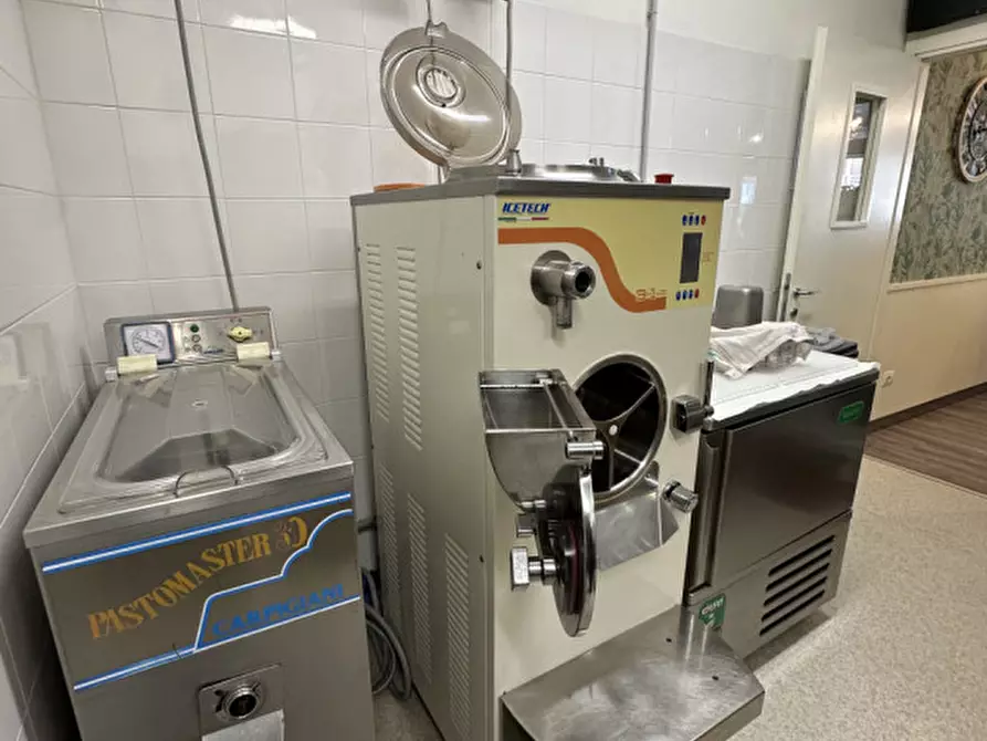 Immagine 20 di Attività commerciale in vendita  in viale carducci 8 a Cesenatico