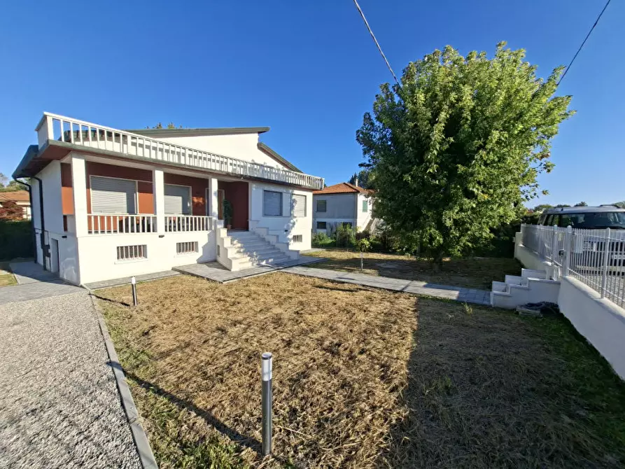 Immagine 1 di Villa in vendita  in Via argine sinistro novissimo a Mira