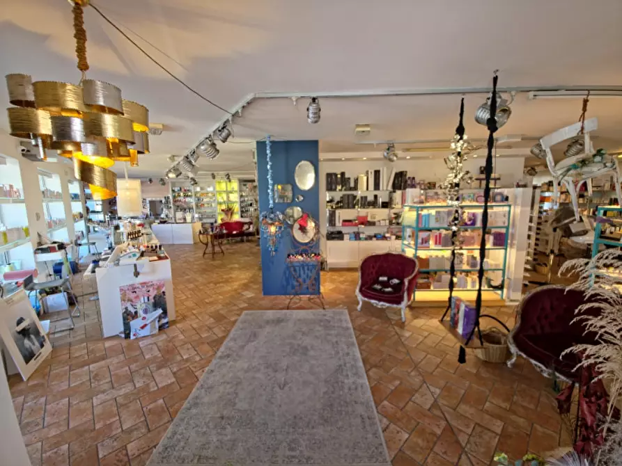 Immagine 1 di Attività commerciale in vendita  in Viale Circonvallazione a Riccione