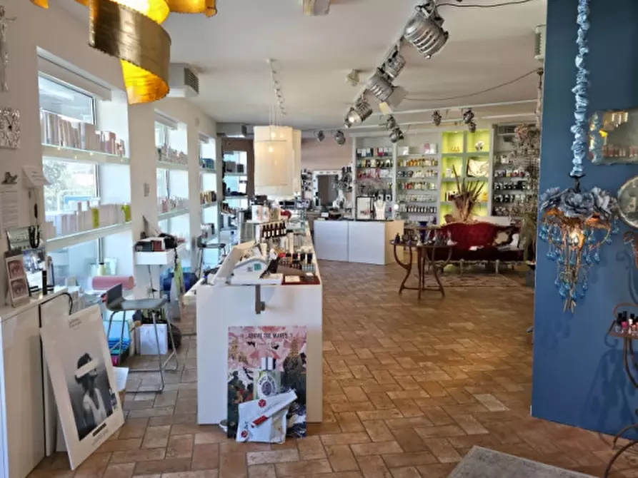 Immagine 2 di Attività commerciale in vendita  in Viale Circonvallazione a Riccione