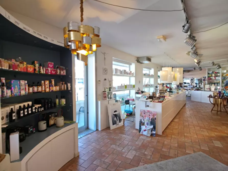 Immagine 3 di Attività commerciale in vendita  in Viale Circonvallazione a Riccione