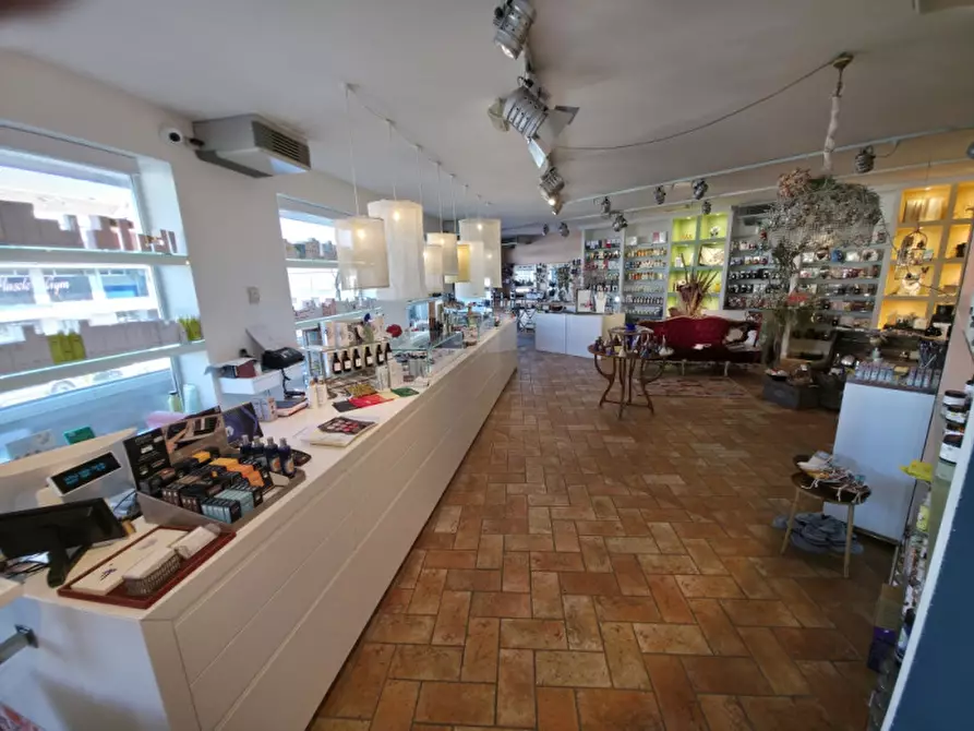 Immagine 5 di Attività commerciale in vendita  in Viale Circonvallazione a Riccione