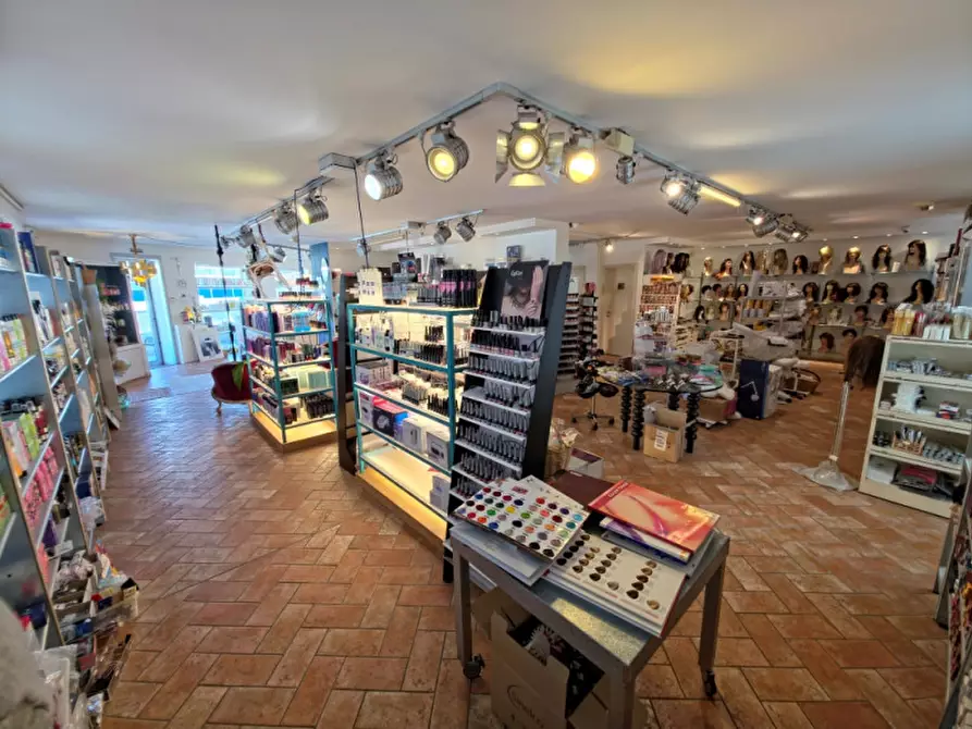 Immagine 7 di Attività commerciale in vendita  in Viale Circonvallazione a Riccione