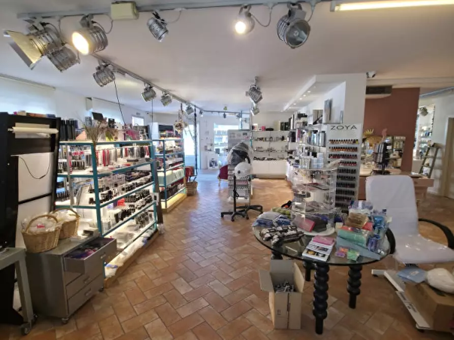 Immagine 8 di Attività commerciale in vendita  in Viale Circonvallazione a Riccione