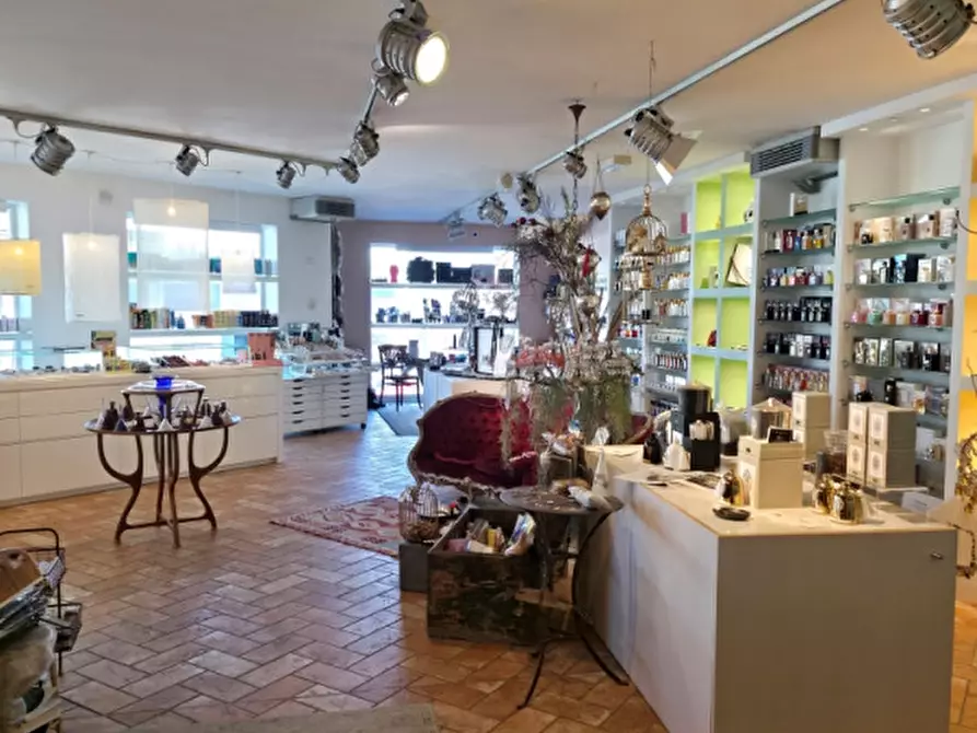 Immagine 9 di Attività commerciale in vendita  in Viale Circonvallazione a Riccione