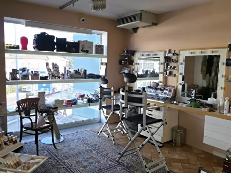 Immagine 12 di Attività commerciale in vendita  in Viale Circonvallazione a Riccione