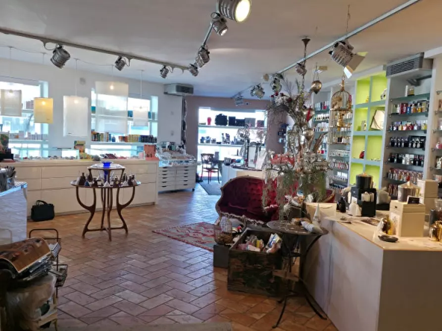 Immagine 13 di Attività commerciale in vendita  in Viale Circonvallazione a Riccione