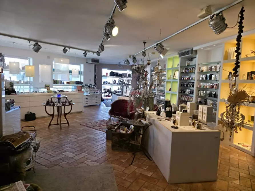 Immagine 14 di Attività commerciale in vendita  in Viale Circonvallazione a Riccione