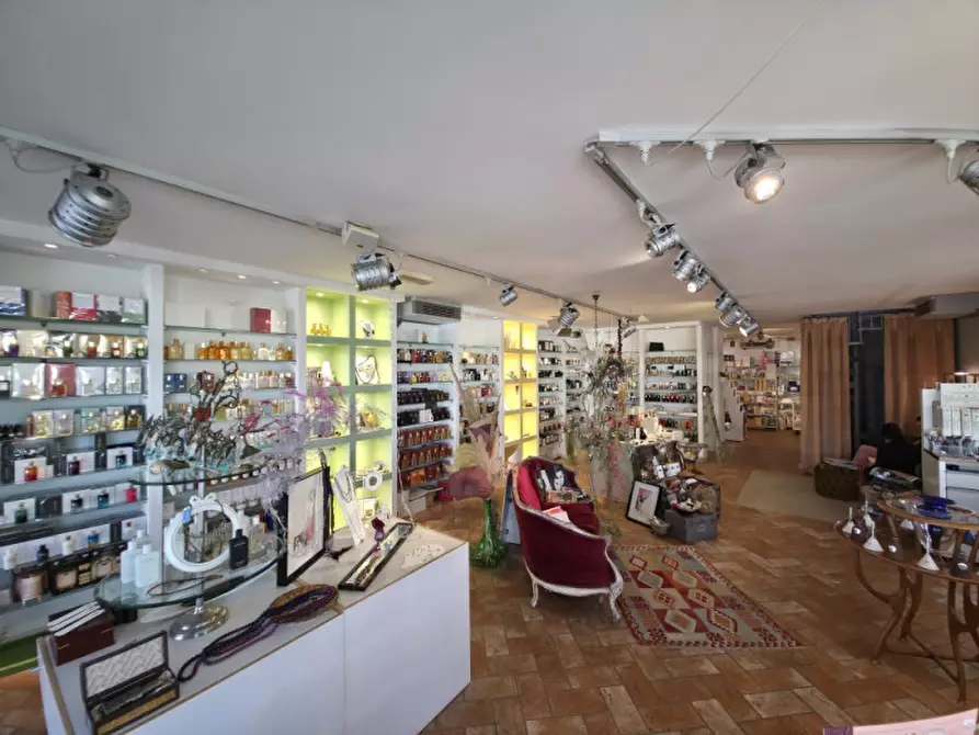 Immagine 15 di Attività commerciale in vendita  in Viale Circonvallazione a Riccione