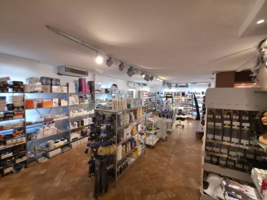 Immagine 16 di Attività commerciale in vendita  in Viale Circonvallazione a Riccione