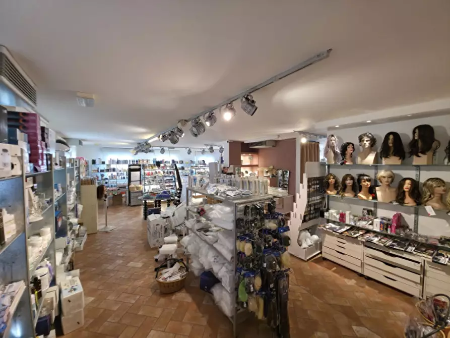 Immagine 17 di Attività commerciale in vendita  in Viale Circonvallazione a Riccione