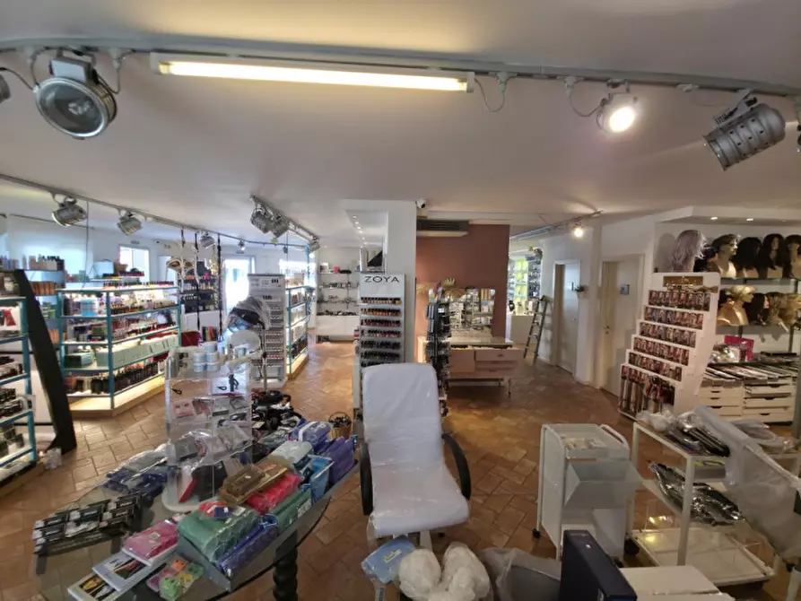 Immagine 18 di Attività commerciale in vendita  in Viale Circonvallazione a Riccione