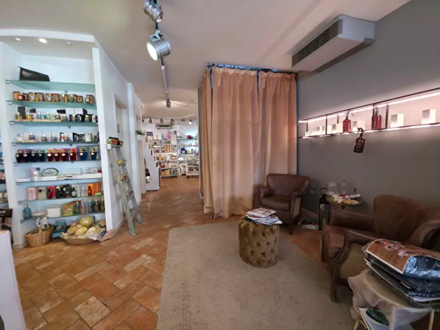 Immagine 20 di Attività commerciale in vendita  in Viale Circonvallazione a Riccione