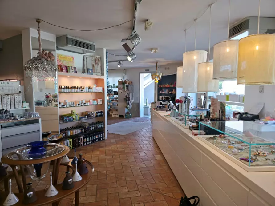 Immagine 21 di Attività commerciale in vendita  in Viale Circonvallazione a Riccione