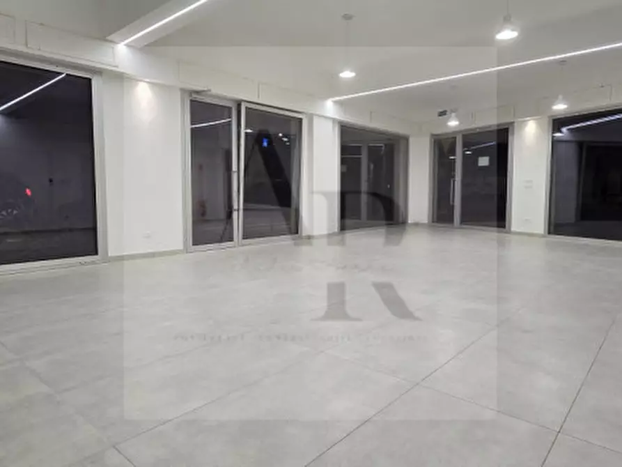 Immagine 1 di Negozio in affitto  in Via Castellana a Venezia