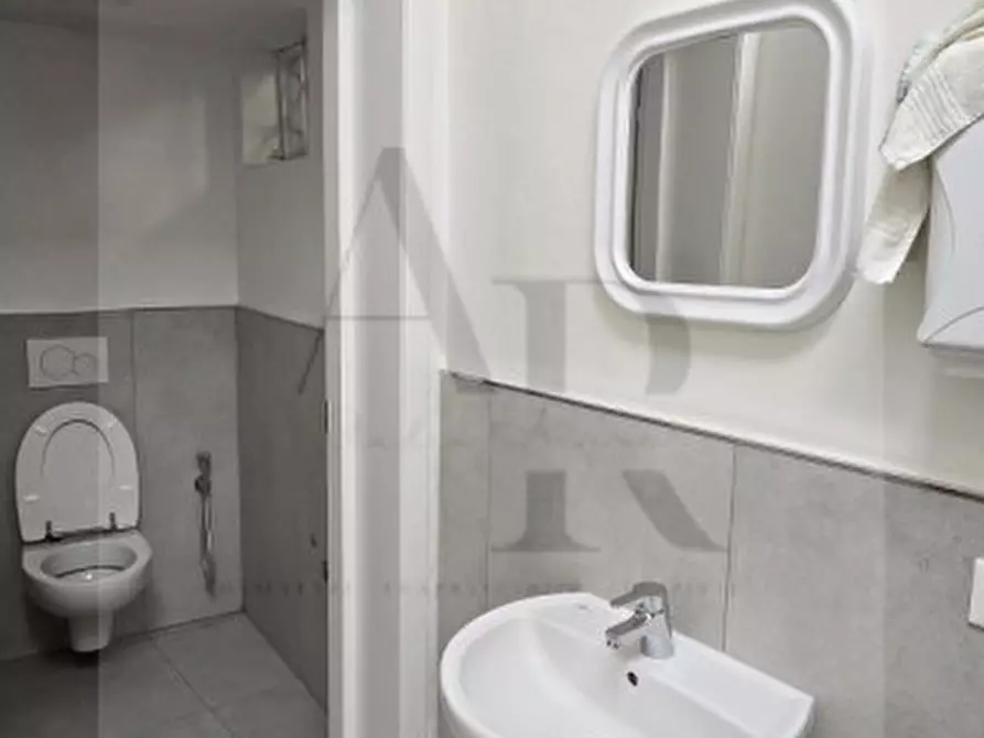 Immagine 10 di Negozio in affitto  in Via Castellana a Venezia