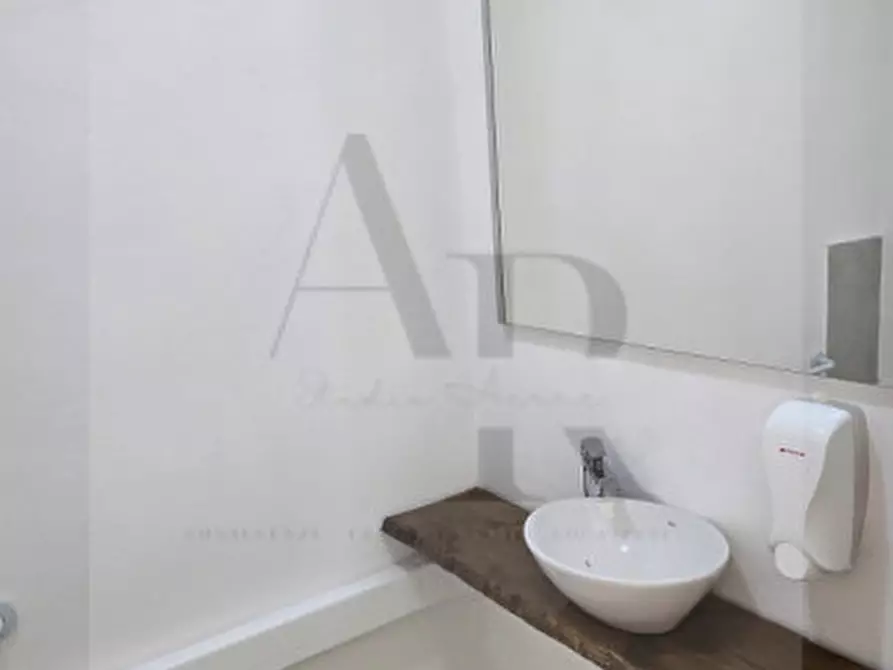 Immagine 11 di Negozio in affitto  in Via Castellana a Venezia