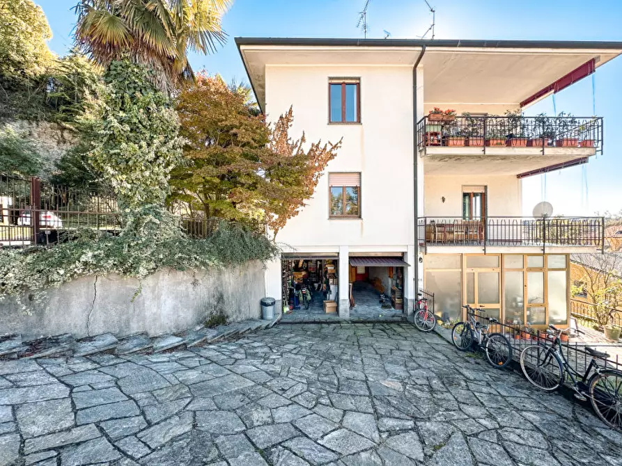Immagine 2 di Casa trifamiliare in vendita  in via francesco medoni 4 a Arona