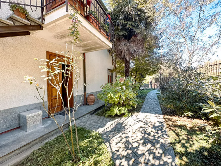 Immagine 25 di Casa trifamiliare in vendita  in via francesco medoni 4 a Arona