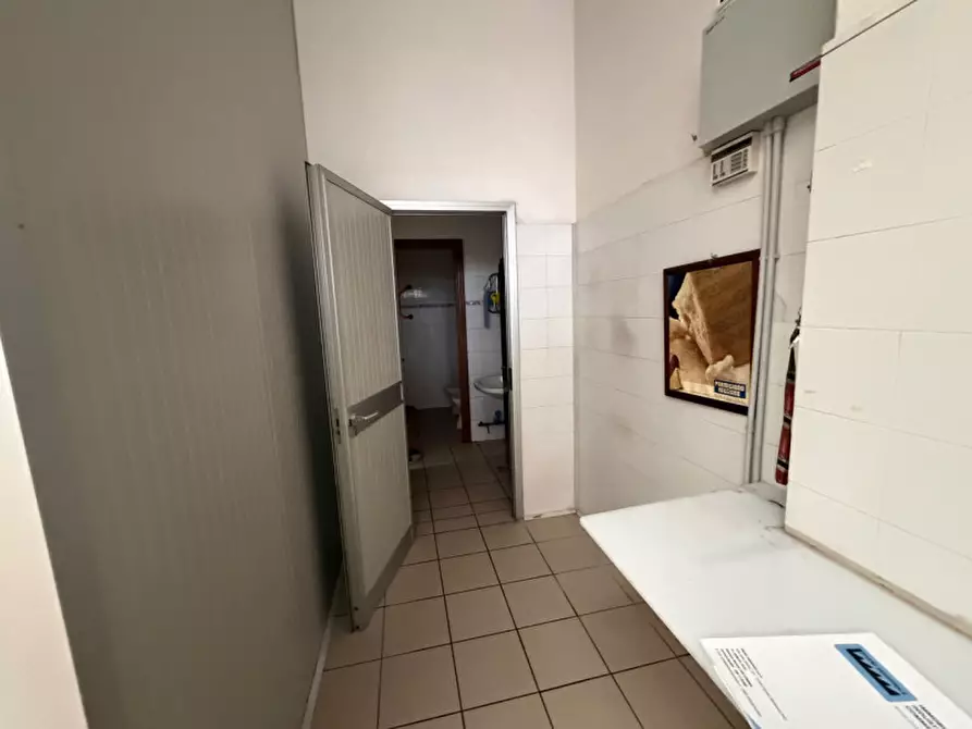 Immagine 15 di Negozio in affitto  in Via Londra 22 a Sassuolo