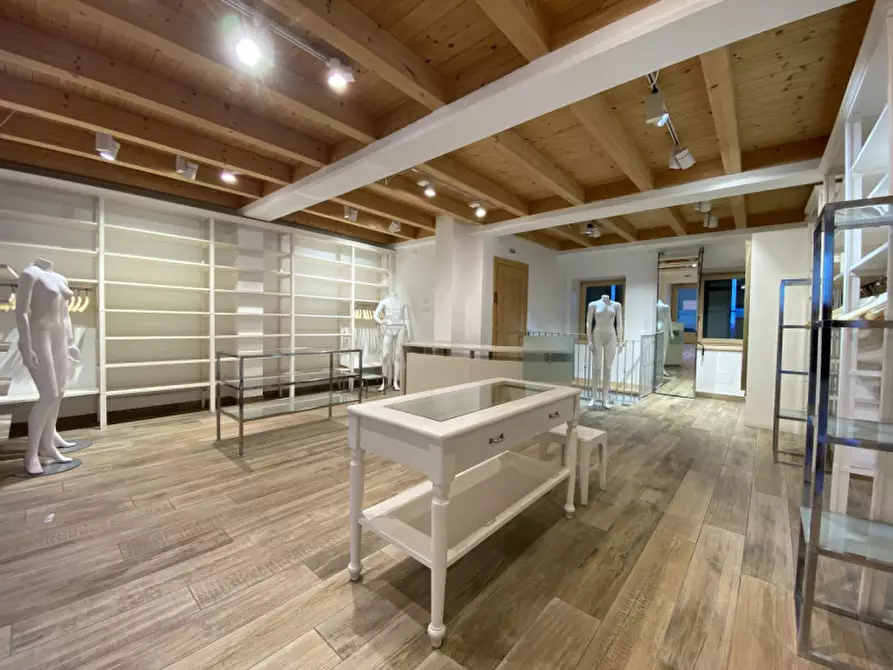 Immagine 2 di Negozio in affitto  in Via Dante Alighieri,7 a Auronzo Di Cadore