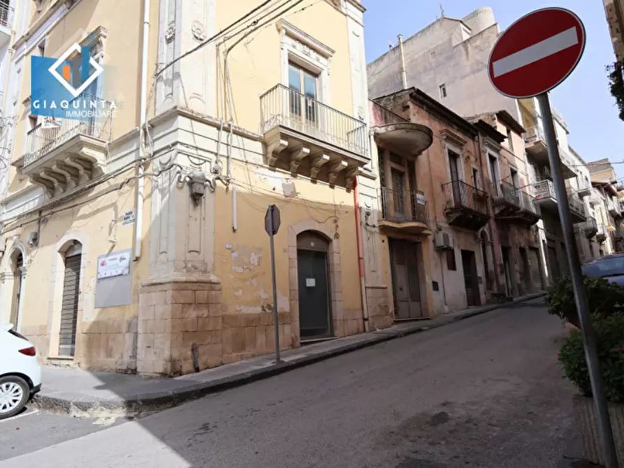 Immagine 10 di Negozio in vendita  in piazza Maria Ausiliatrice n.01 a Palagonia