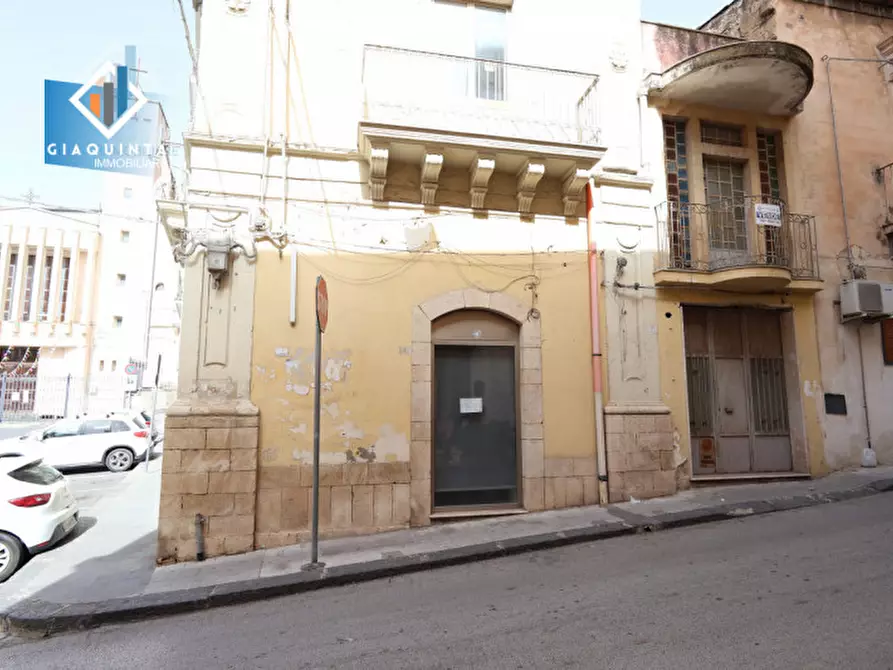 Immagine 11 di Negozio in vendita  in piazza Maria Ausiliatrice n.01 a Palagonia