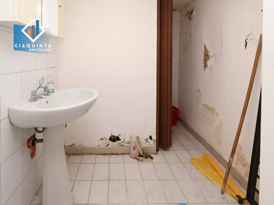 Immagine 13 di Negozio in vendita  in piazza Maria Ausiliatrice n.01 a Palagonia