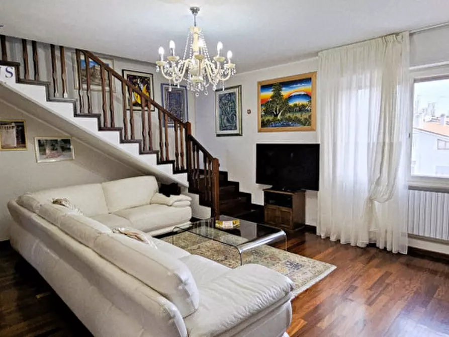 Immagine 1 di Casa bifamiliare in vendita  a Fano