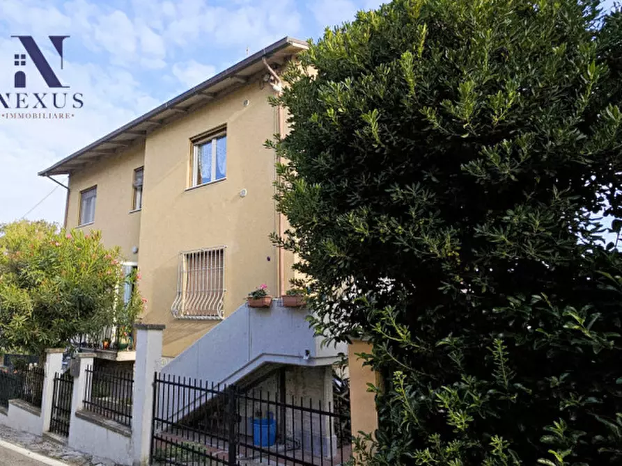 Immagine 2 di Casa bifamiliare in vendita  a Fano