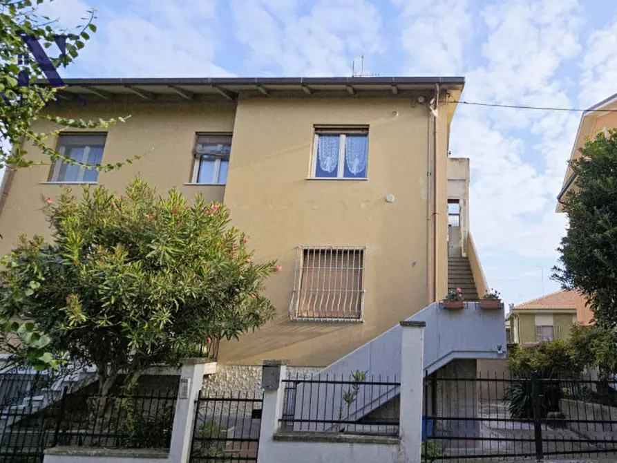 Immagine 3 di Casa bifamiliare in vendita  a Fano