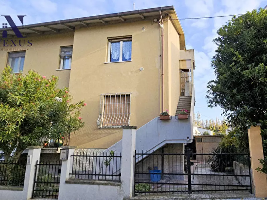 Immagine 4 di Casa bifamiliare in vendita  a Fano