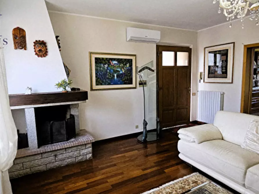 Immagine 13 di Casa bifamiliare in vendita  a Fano