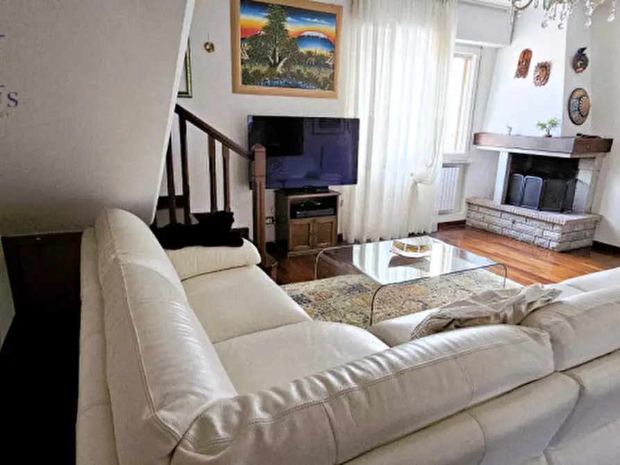 Immagine 32 di Casa bifamiliare in vendita  a Fano