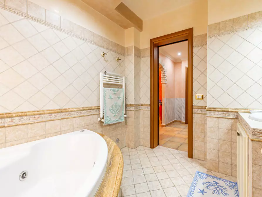 Immagine 43 di Villa in vendita  in VIA AURELIO MILLOS 140 a Roma