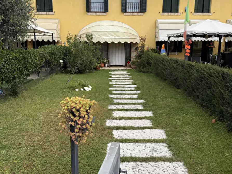 Immagine 1 di Villetta a schiera in vendita  in via altinia a Venezia