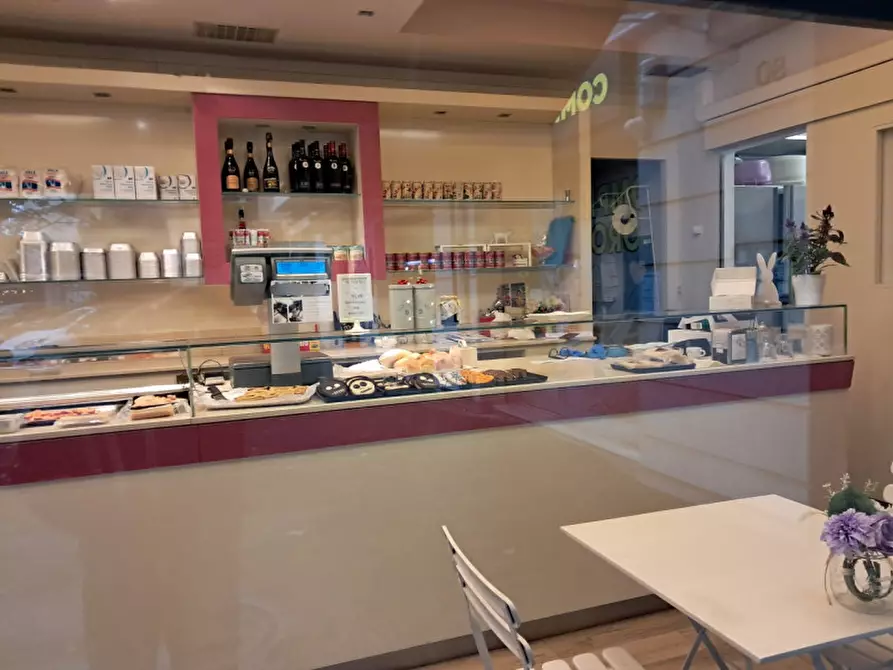 Immagine 2 di Attività commerciale in vendita  in Via Emilia Est a Parma