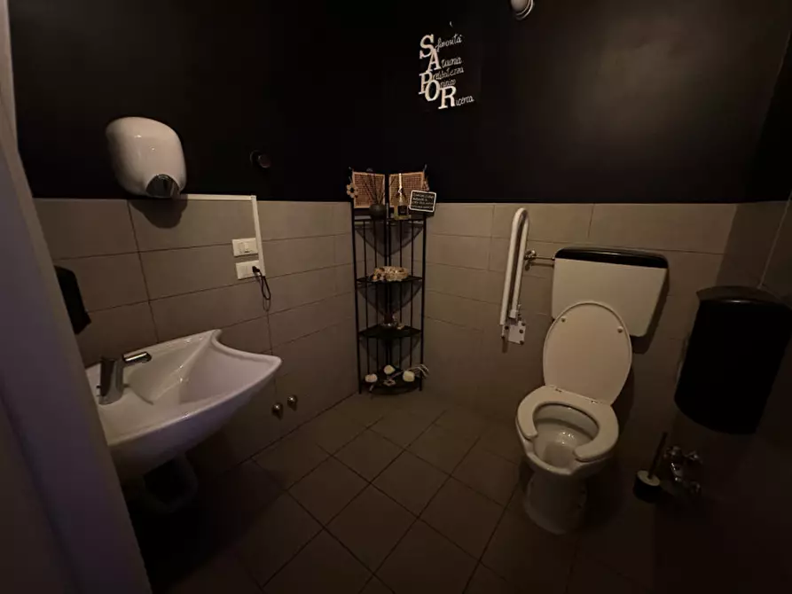 Immagine 25 di Attività commerciale in vendita  in Viale Giosuè Carducci 141 a Cesenatico